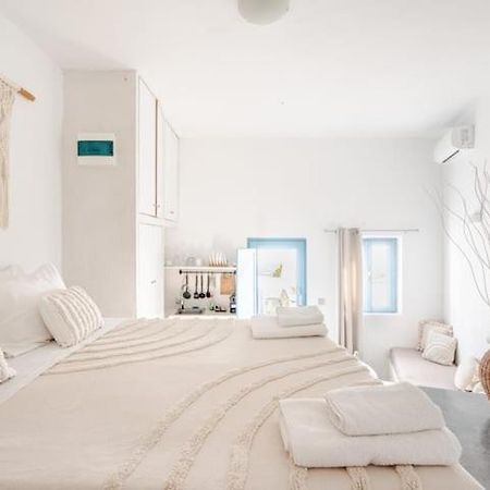 Euphoria Suites & Deluxe Studios ثيرا المظهر الخارجي الصورة