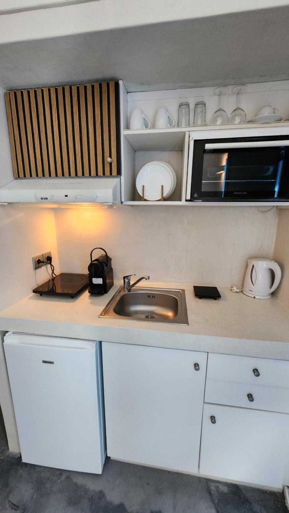 Euphoria Suites & Deluxe Studios ثيرا المظهر الخارجي الصورة