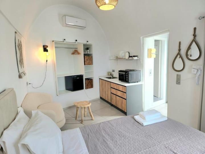 Euphoria Suites & Deluxe Studios ثيرا المظهر الخارجي الصورة