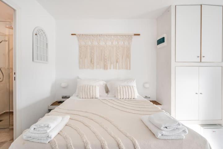 Euphoria Suites & Deluxe Studios ثيرا المظهر الخارجي الصورة
