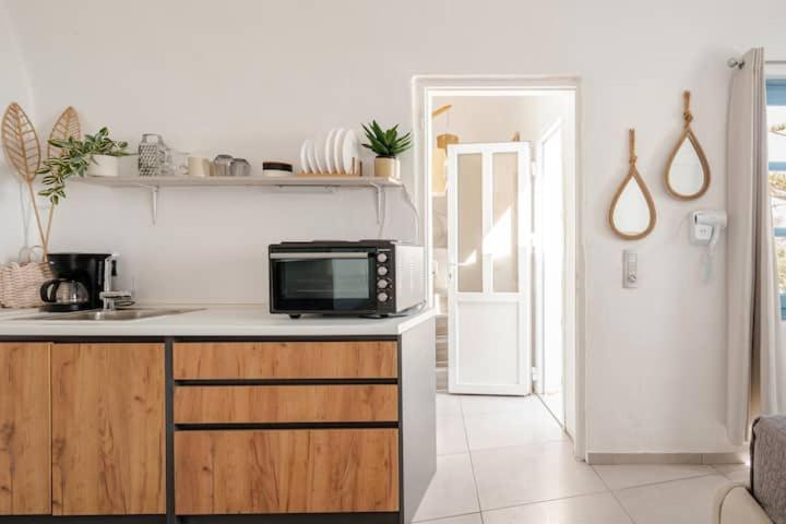 Euphoria Suites & Deluxe Studios ثيرا المظهر الخارجي الصورة