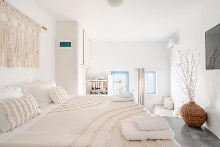 Euphoria Suites & Deluxe Studios ثيرا المظهر الخارجي الصورة